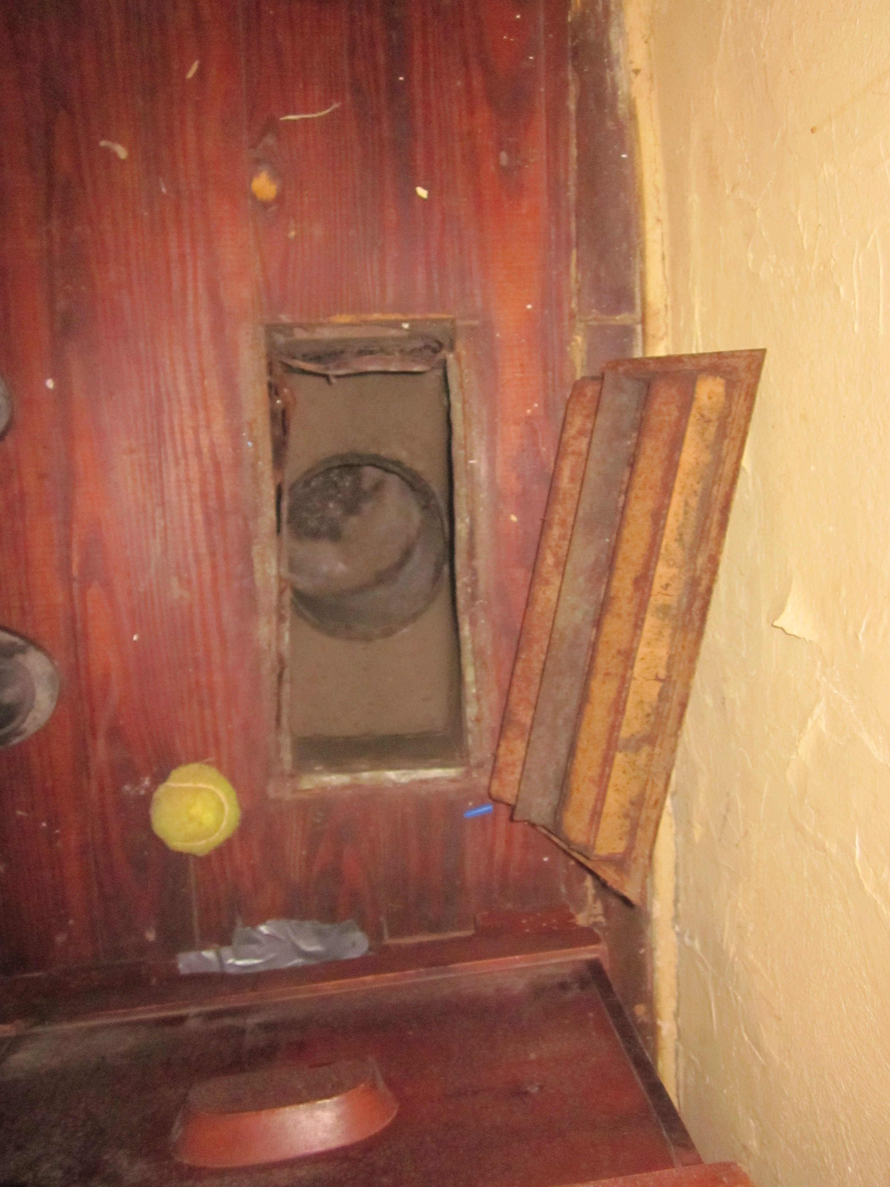 Floor vent grille in a dining room
